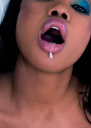 Горячая чернокожая девушка Лекси истекает спермой изо рта после приступа женского доминирования