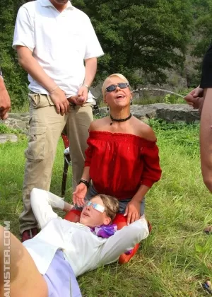 2 одетые пары занимаются водными видами спорта после отплытия на остров отдыха