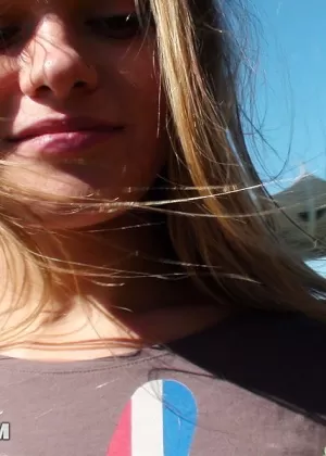 Татуированная блондинка Клаудия Макк соблазняет своего друга-мужчину, писая на него