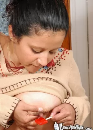 Беременная подросток позволяет соскальзывать с бюстгальтера на половину чашки в сольном действии