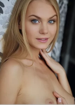 Десятилетняя девочка Нэнси А - это больше, чем просто симпатичное личико, так как у нее тоже есть красивые сиськи