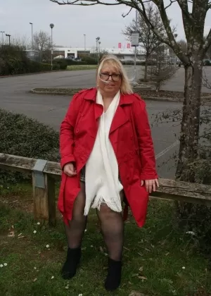 Пожилая бабуля Кэт Китти раздевается догола, чтобы засунуть фаллоимитатор в свою возбужденную вагину