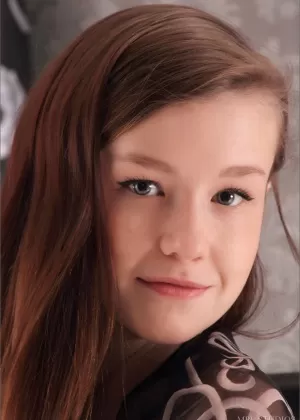 Грудастая симпатичная рыжеволосая сбрасывает свое платье, чтобы обнажить свое идеальное тело