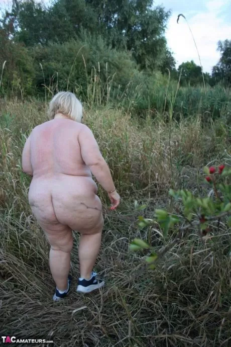 Тучная британка Лекси Каммингс раздевается во время прогулки за городом