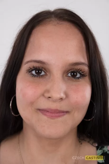 Пухленькая молоденькая Дениза впервые стоит голышом перед киской крупным планом