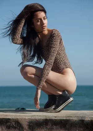 Симпатичная латиноамериканка любительница Инес Сальдеро позирует не обнаженной в купальнике кугуар