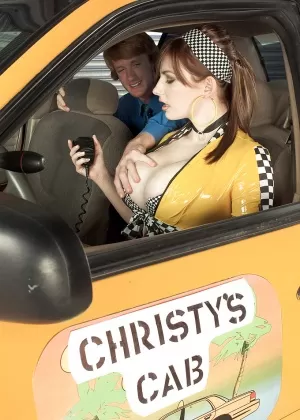 Зрелая фетишистка играет со своими большими сиськами, покрытыми спермой