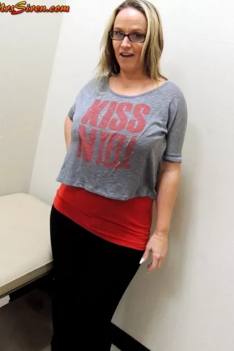 Толстая домохозяйка Ди Сирен выставляет свою большую задницу напоказ в зеркале в полный рост