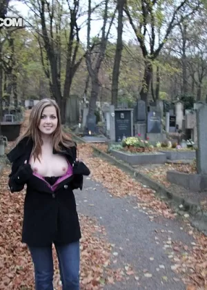 Соблазнительная молодая сногсшибательная Серена прячет свои голые сиськи в хлопчатобумажном нижнем белье