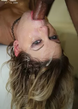 Татуированная красотка Айви Лебелл принимает на себя черные и белые члены во время минета