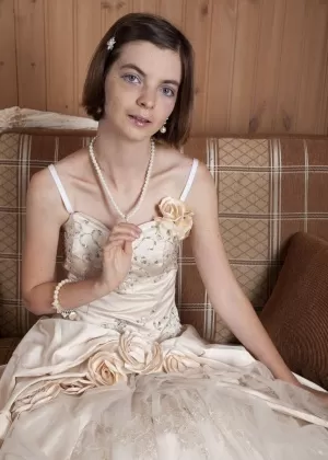 Коротко стриженная девушка Леди Фантом раздвигает свою влажную киску после раздевания