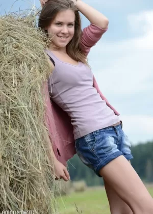 Скучающая домохозяйка Кэнди Алекса встряхивает его, позируя обнаженной