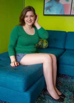 Любительница с избыточным весом Heavenly Smut снимает с себя нижнее белье, чтобы полностью обнажиться