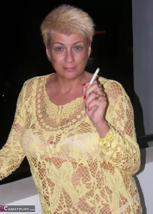 ПОУГ Ди Сирен курит, прежде чем вытащить свои сиськи и облизать сосок