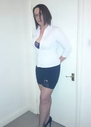 Сексуальная медсестра Китти снимает свою униформу и нижнее белье в поясе с подвязками и нейлоновых чулках