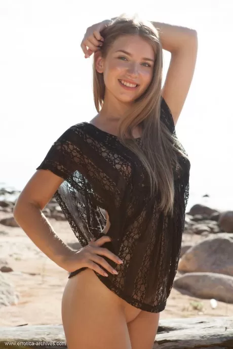 Молоденькая блондинка Бриана позирует обнаженной на пустын 1