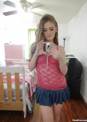 Потрясающая молоденькая Фэй Риган позирует обнаженной на камеру в превосходных режимах 88051740