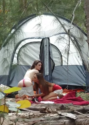 Брюнетка Саския Джейд раздевается догола, давая сводному брату ДЗЕИ на своей кровати