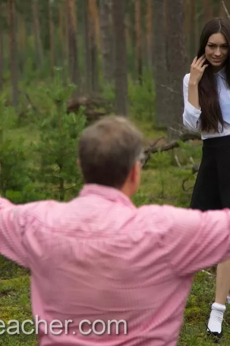 Красивая молоденькая Арвен Голд занимается сексом со стариком на лесн 4