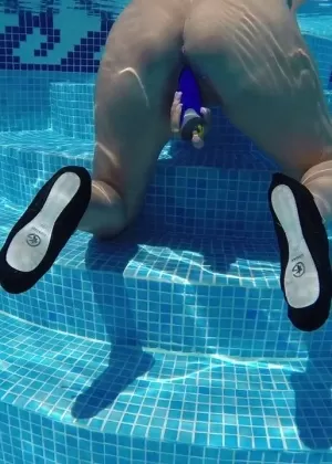 Трахаемые девочки-подростки хорошо проводят время в бассейне