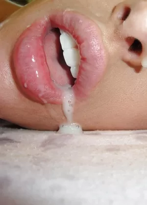 Кортни Кейн наслаждается массажем своей груди и трахом в пизду