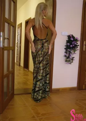 Восхитительная блондинка старлетка Сильвия чувственно позирует в сексуальном платье