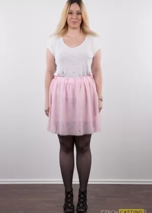 Пухленькая любительница Вероника стоит совершенно голая после того, как сняла с себя одежду