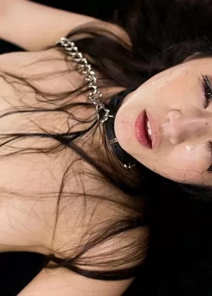 Голая Японская цыпочка щеголяет полным ртом спермы, облизывая член