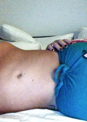 Соблазнительная брюнетка красотка с горячим телом снимает с себя одежду на открытом воздухе