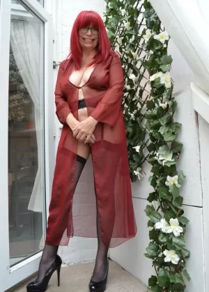 Пожилая рыжеволосая Барби шлюха небрежно выставляет свою голую киску на открытой лестнице