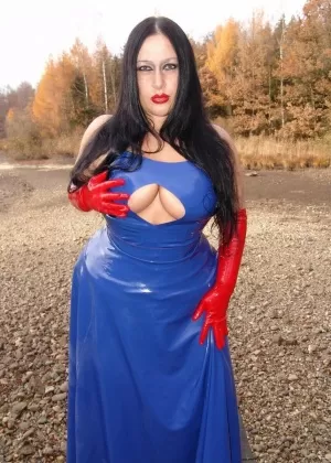 Сексуальная цыпочка Симона показывает обнаженные бедра, надевая черные кожаные перчатки