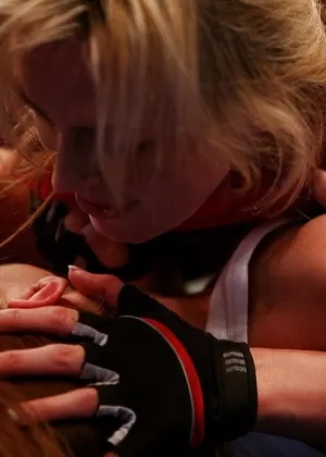 Catfight in the wrestling ring turns into hot lesbian action