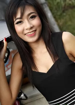 Красивая тайская женщина надевает розовые трусики на свою задницу, чтобы позировать обнаженной