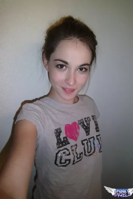 Симпатичная брюнетка Эмили раздевается, чтобы сделать селфи со своими голыми сиськами и горячей попкой