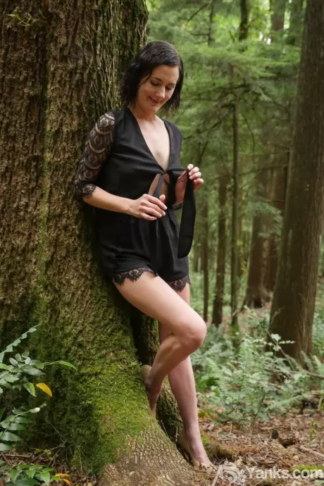 Любительская модель Рита Роллинс мастурбирует, прислонившись к дере 1