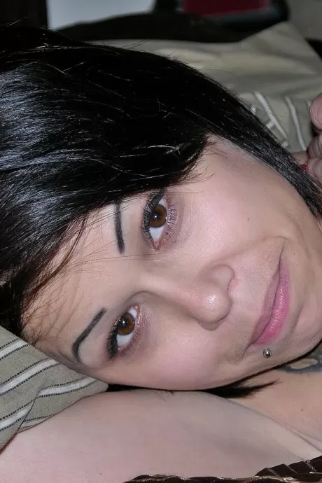 Миниатюрная любительница щеголяет красными ногтями во время работы моделью в обнаженном  4