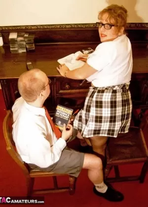 Пухленькая британская любительница пышных форм Клэр освободила свои огромные сиськи во время костюмированной игры