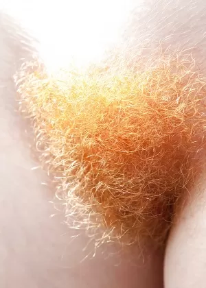 Рыжеволосая молоденькая Джанет ласкает большие натуральные сиськи на открытом воздухе после стриптиза