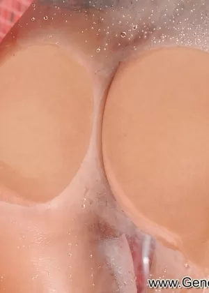 Голую любительницу поцелуя Алиссу застукали за дрочкой ее киски в душе