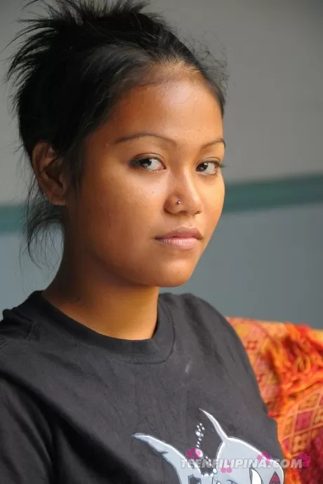 Филиппинка подросток стоит голышом перед сексом со своим парнем