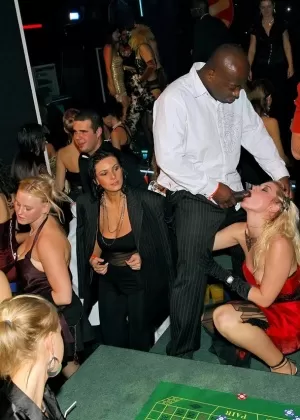 Гламурные мегеры развлекаются лесбийским сексом на потрясающей секс-вечеринке