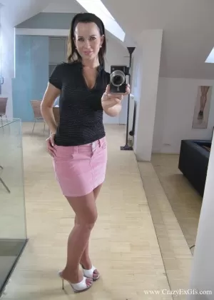 Пухленькая темноволосая любительница делает обнаженные селфи в ванне