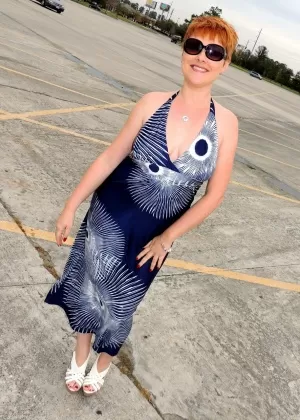 Сногсшибательная блондинка ангел Кэнди Секстон сверкает своими большими сиськами на публике