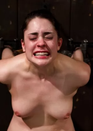 Грудастую женщину Сирен Де Мер заставляют заниматься оральным сексом, находясь в рабстве