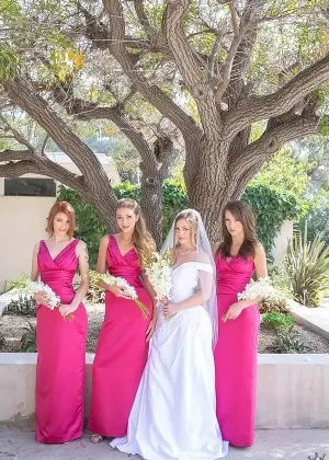 Девушки лесбиянки в униформе подружек невесты демонстрируют горячую задницу в обнаженной юбке в парке