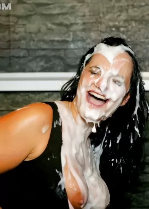 Европейская фетишистка Virus Vellons полностью покрывается глазурью от поддельного буккаке