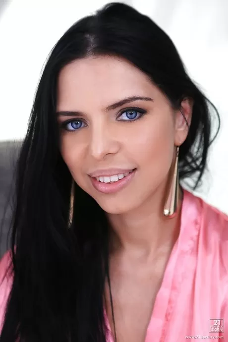 Европейская красотка Кира Куин позирует со своим милым личиком на камеру