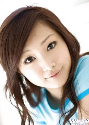 Соблазнительная азиатская красотка Сузука Исикава снимает с себя одежду