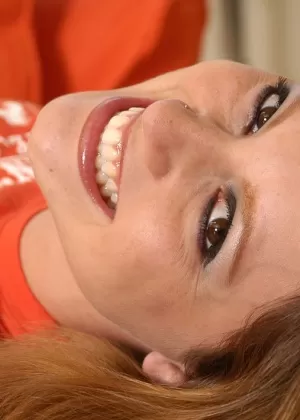 Рыжеволосая девушка с тугой попкой раздвигает свои половые губки во время дебюта обнаженной модели