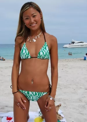 Молодая азиатка с крошечными сиськами Тина позирует в горячем бикини на открытом воздухе